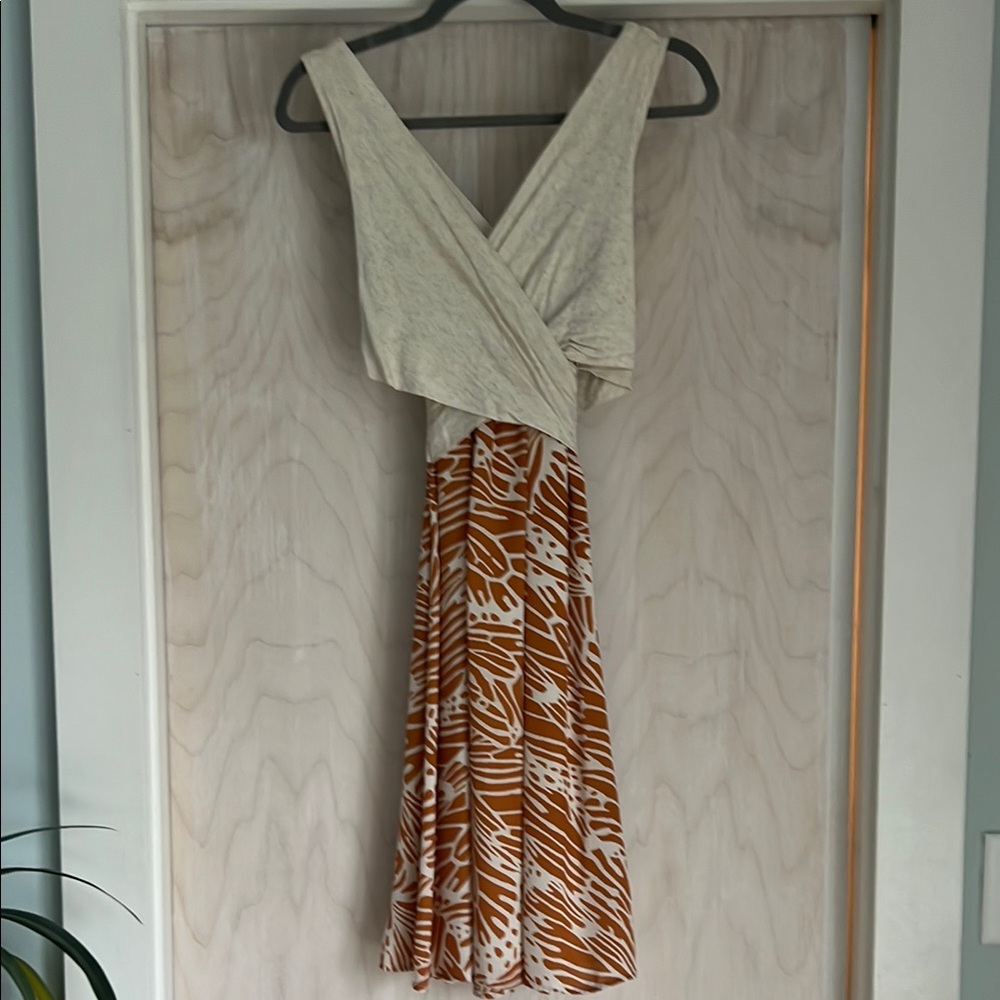 Amadi Dress with V neck and bold pattern.